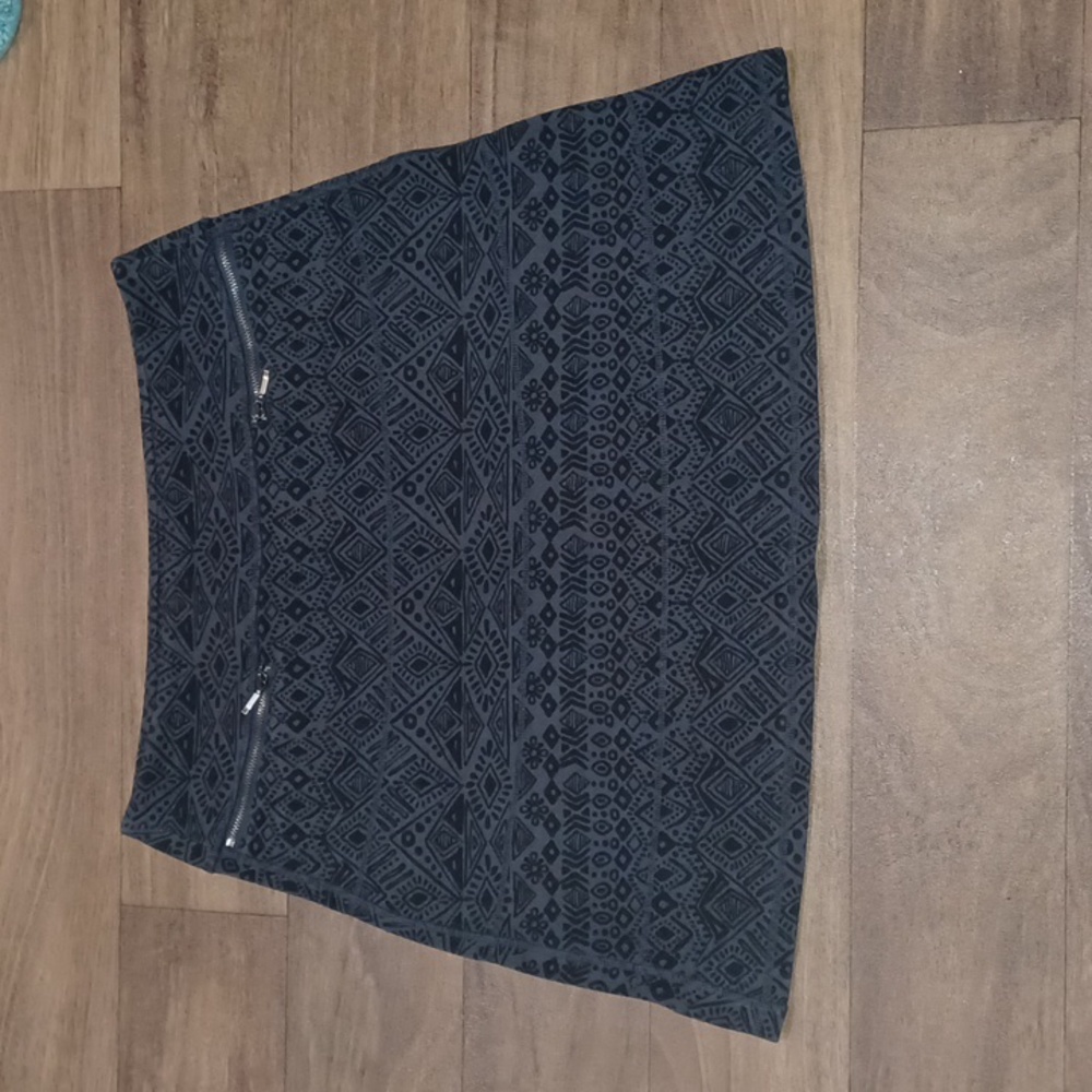 Fall Athleta Size M Charcoal and Black Skirt With Zip Pockets
